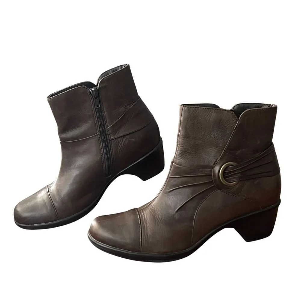 Clarks Boots Womens Size 8.5N Brown Leather Ankle Zip Booties Cap Toe 80834